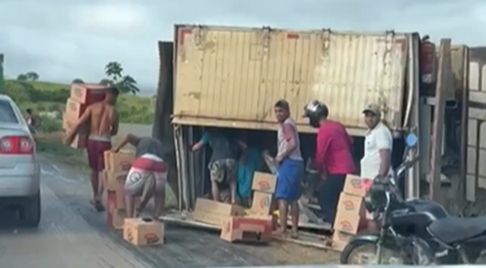 Carreta tomba e carga é saqueada por populares em Cristinápolis