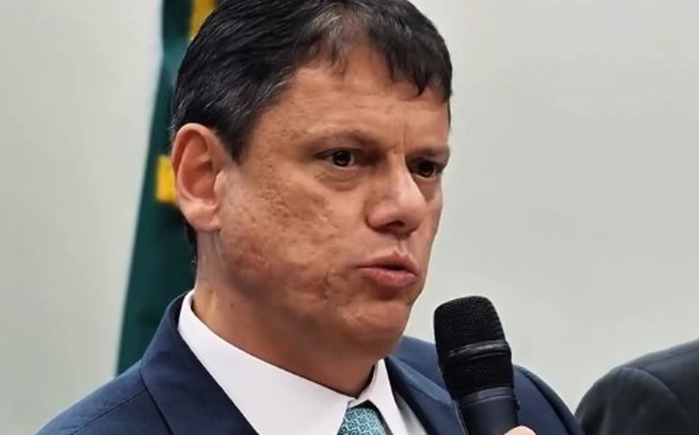 Tarcísio recebe medalha do Bope e elogia Claudio Castro por atuação no Rio