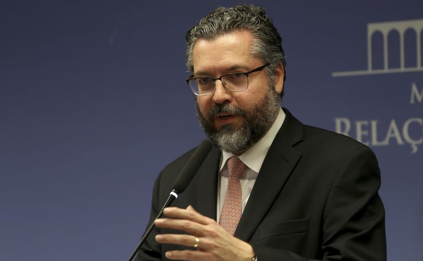 Ernesto Araújo fala de prioridades da política externa em comissão da Câmara