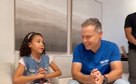Renan Filho conhece criança que viralizou falando inglês e exalta educação pública
