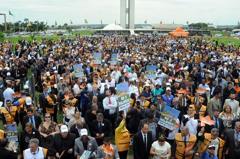 Em ponto alto da mobilização, prefeitos protestam nos gramados do Congresso