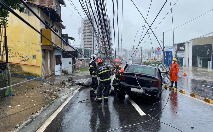 Motorista fica ferido após carro derrubar poste em avenida movimentada de Maceió