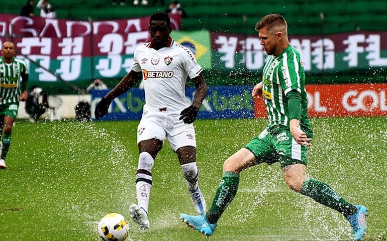 Com campo encharcado, Fluminense perde para o Juventude com um gol contra