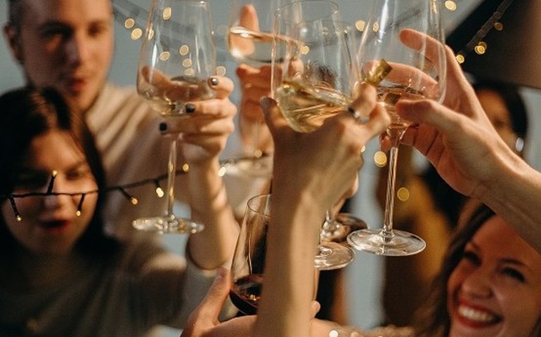 Conheça novas garagens em SP, que abrigam bares e padaria