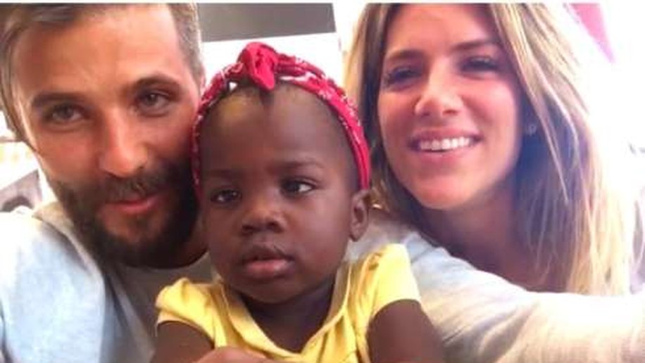 Bruno Gagliasso e Giovanna Ewbank posam com a filha pela primeira vez