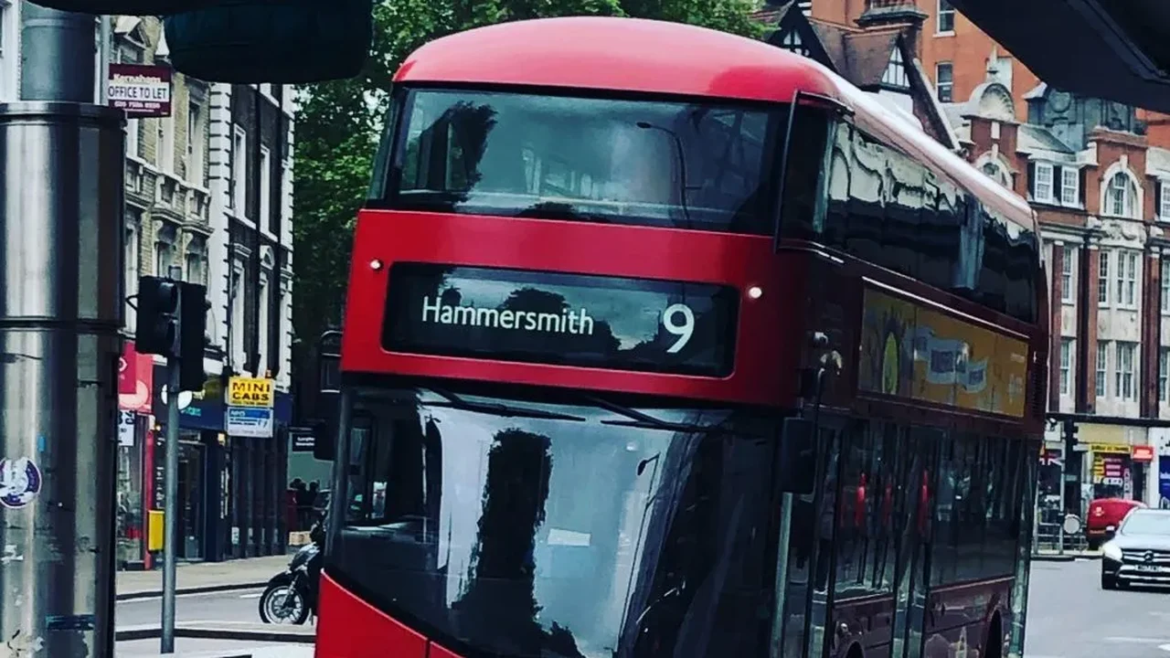 Londres cria uma linha de ônibus entre bairros com comunidades judaicas como medida de segurança; entenda
