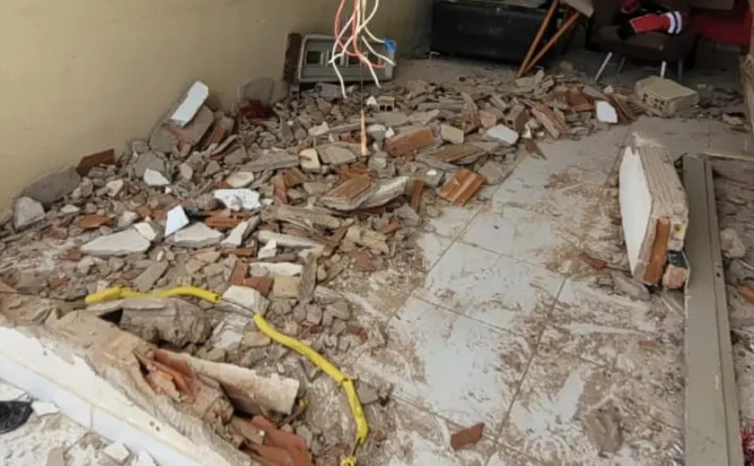 Jovem fica ferido após carro colidir com residência em Marechal Deodoro