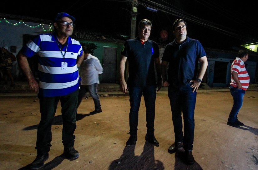 Marcelo Palmeira vistoria iluminação de LED no bairro da Levada