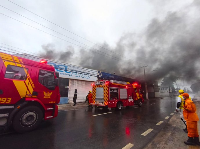 Bombeiros controlam incêndio em oficina mecânica no Poço