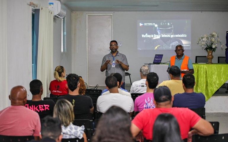 Detran/AL realiza treinamento e entrega mochilas térmicas para motociclistas profissionais em Japaratinga