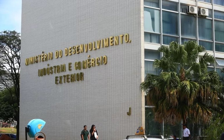 Mdic revisa previsão da balança comercial de 2023 e espera superávit de US$ 84,7 bi