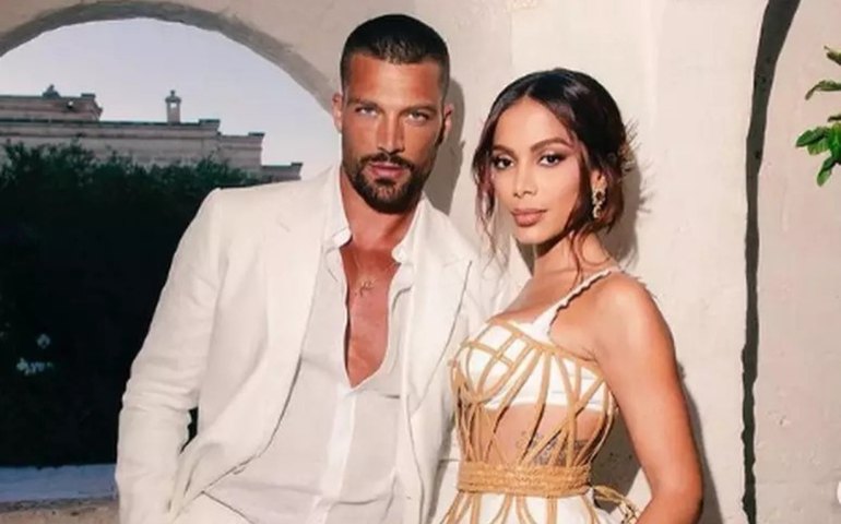 Anitta e Simone Susinna são vistos de mãos dadas e ator posta vídeo beijando pés da cantora