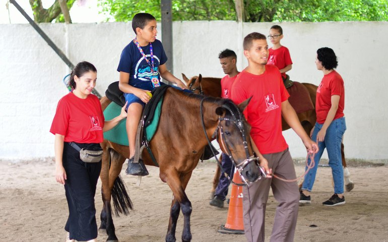 Sesau assegura serviços de equoterapia para crianças com deficiência