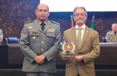 Desembargador Fábio Bittencourt é homenageado durante formatura de oficiais da PMAL