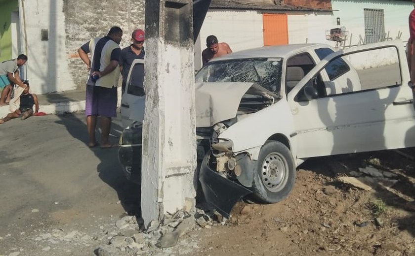 Gol desce ladeira descontrolado e atinge poste