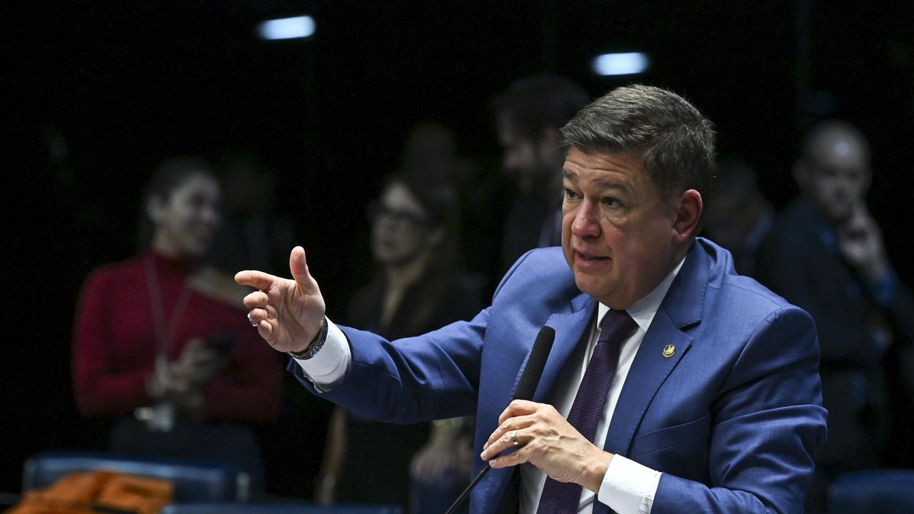 Mídia: Trump usa Bolsonaro como 'desculpa' para o tarifaço; motivo é o medo do BRICS, diz senador