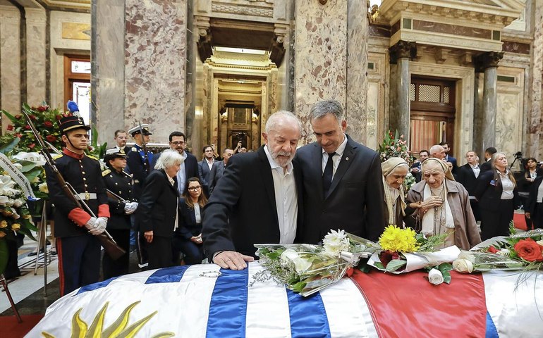 Com participação de Lula, uruguaios se despedem de Pepe Mujica em velório