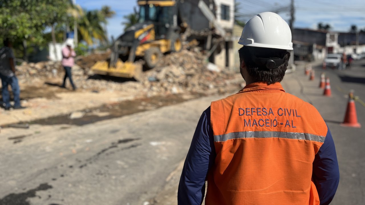 Após demolição de edificação, Ladeira do Bomfim é liberada pela Defesa Civil