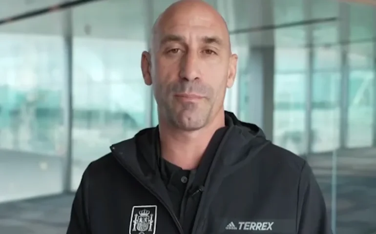 Caso Rubiales: Promotoria pede 2 anos e meio de prisão por beijo forçado em Jenni Hermoso