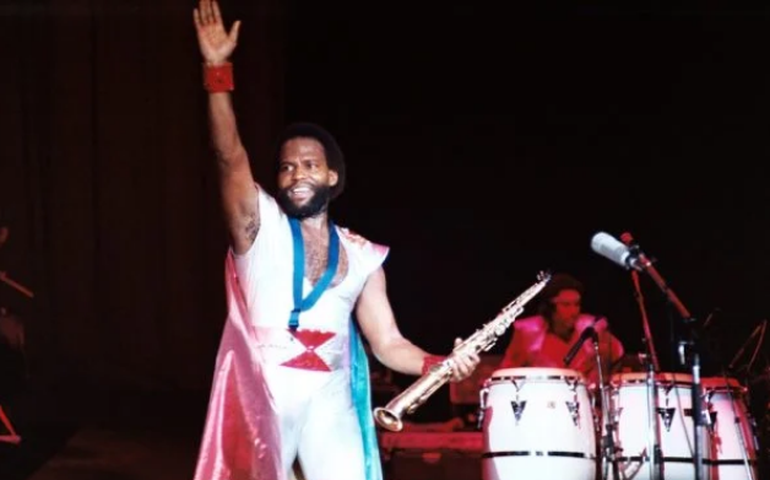 Morre aos 71 anos Andrew Woolfolk, saxofonista da banda Earth, Wind &amp; Fire