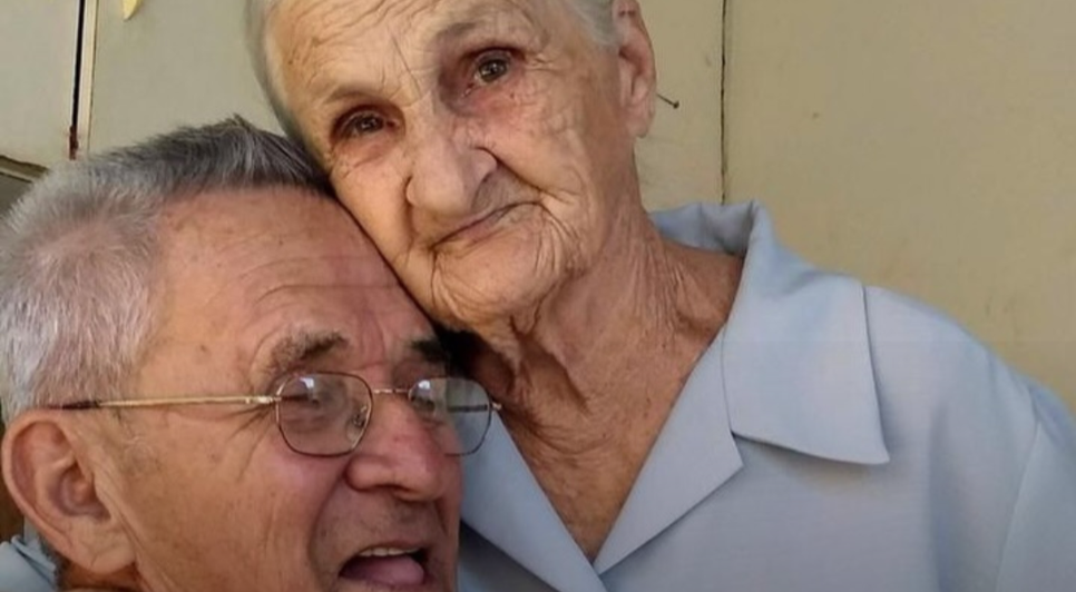 Casal de idosos comovem web com exemplo de companheirismo