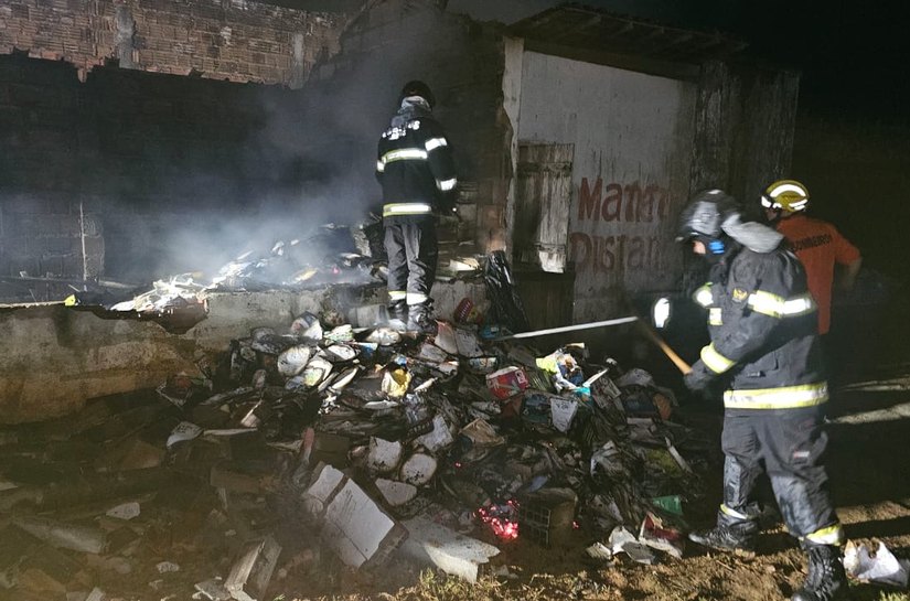 Incêndio destrói casa de fogos clandestina, em Ibateguara