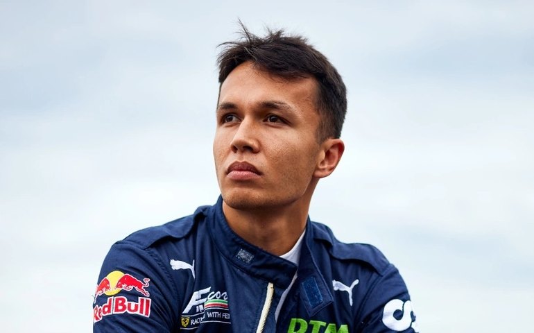 Albon diz que acidente em Silverstone foi um susto e vai disputar GP da Áustria