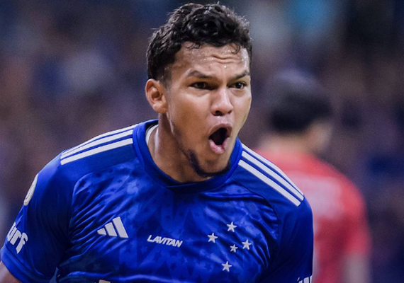 Cruzeiro supera o Athletico-PR, mantém 100% em casa e volta ao G-6 do Brasileiro