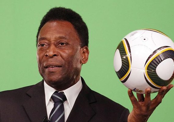 Pelé tem melhora, mas continua internado na UTI