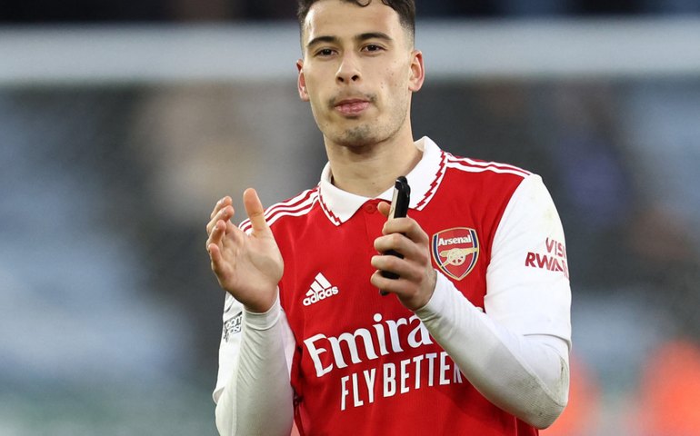 Com gols de Martinelli e Magalhães, Arsenal bate Fulham e mantém folga como líder
