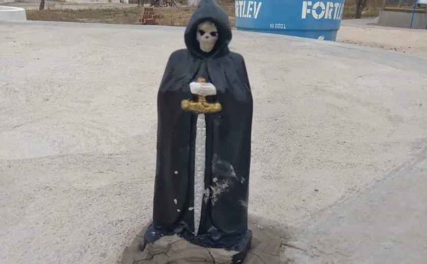 PC investiga colocação de estátua de caveira em frente à igreja em Cacimbinhas