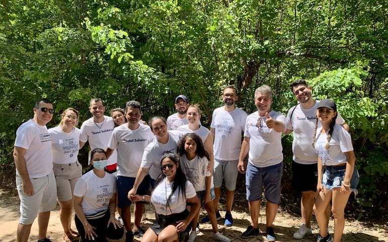 Projeto Natal Solidário distribui três toneladas de alimentos na Comunidade Palateia e instituições de Maceió