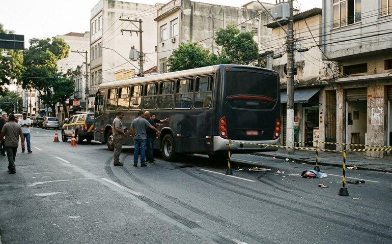 Homem é arrastado por ônibus em movimento e escapa de atropelamento no Rio; veja vídeo