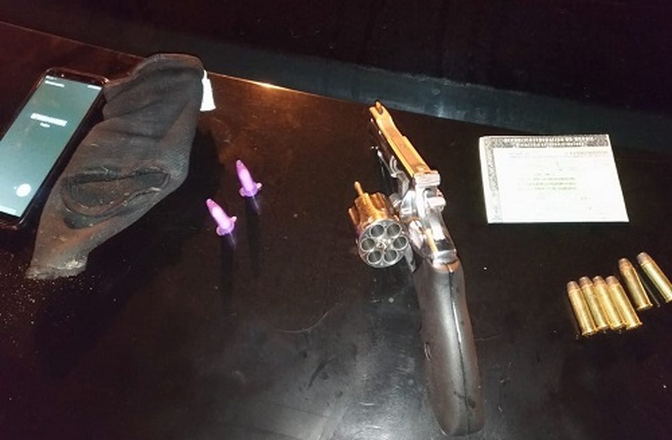 Homens são presos em veículo suspeito com arma e drogas / Foto: Reprodução/coronel Hilário