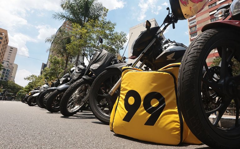 Procon-SP investiga Uber e 99 por oferta de mototáxi após proibição