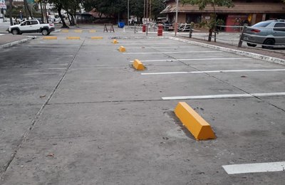 Veículos de turismo devem estacionar de forma intercalada na orla marítima 