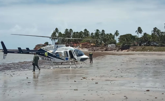 Barra de Santo Antônio amanheceu com manchas de óleo pela faixa de areia