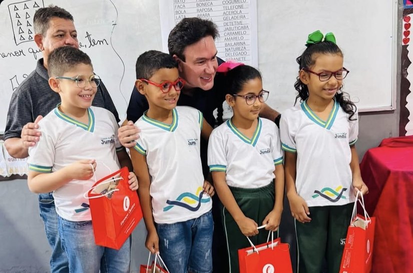 Prefeito Jorge Galvão faz a entrega de óculos do programa Veja Bem a alunos de Jundiá