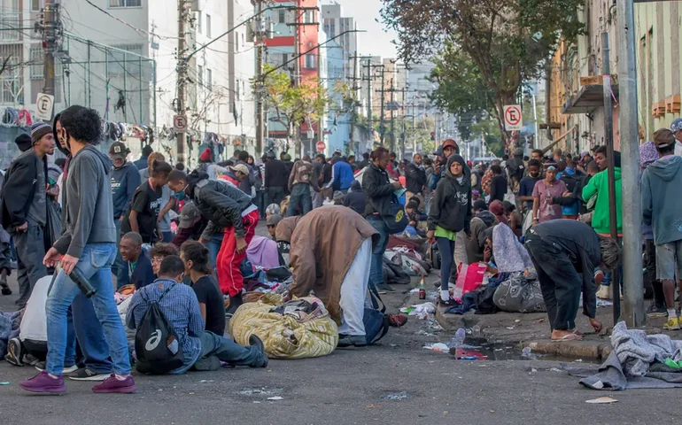 Usuários de drogas depredam carros e ônibus no centro de São Paulo após ação da PM