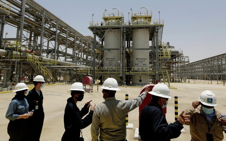 Arábia Saudita pode ser obrigada a cortar produção de petróleo em duas semanas
