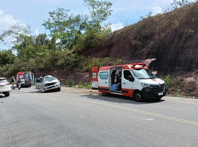 Turistas são atendidos pelo Samu após capotamento com princípio de incêndio em Maceió