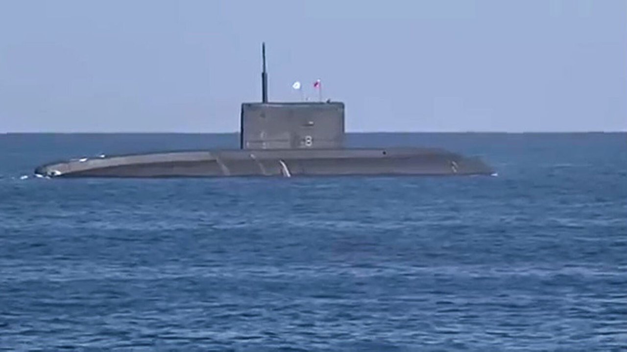 Submarino nuclear russo lança míssil de cruzeiro contra alvo costeiro de treino