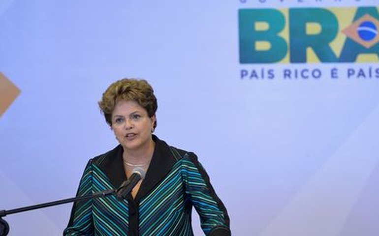 Dilma diz a blogueiros que anunciará nesta terça novo ministro do STF