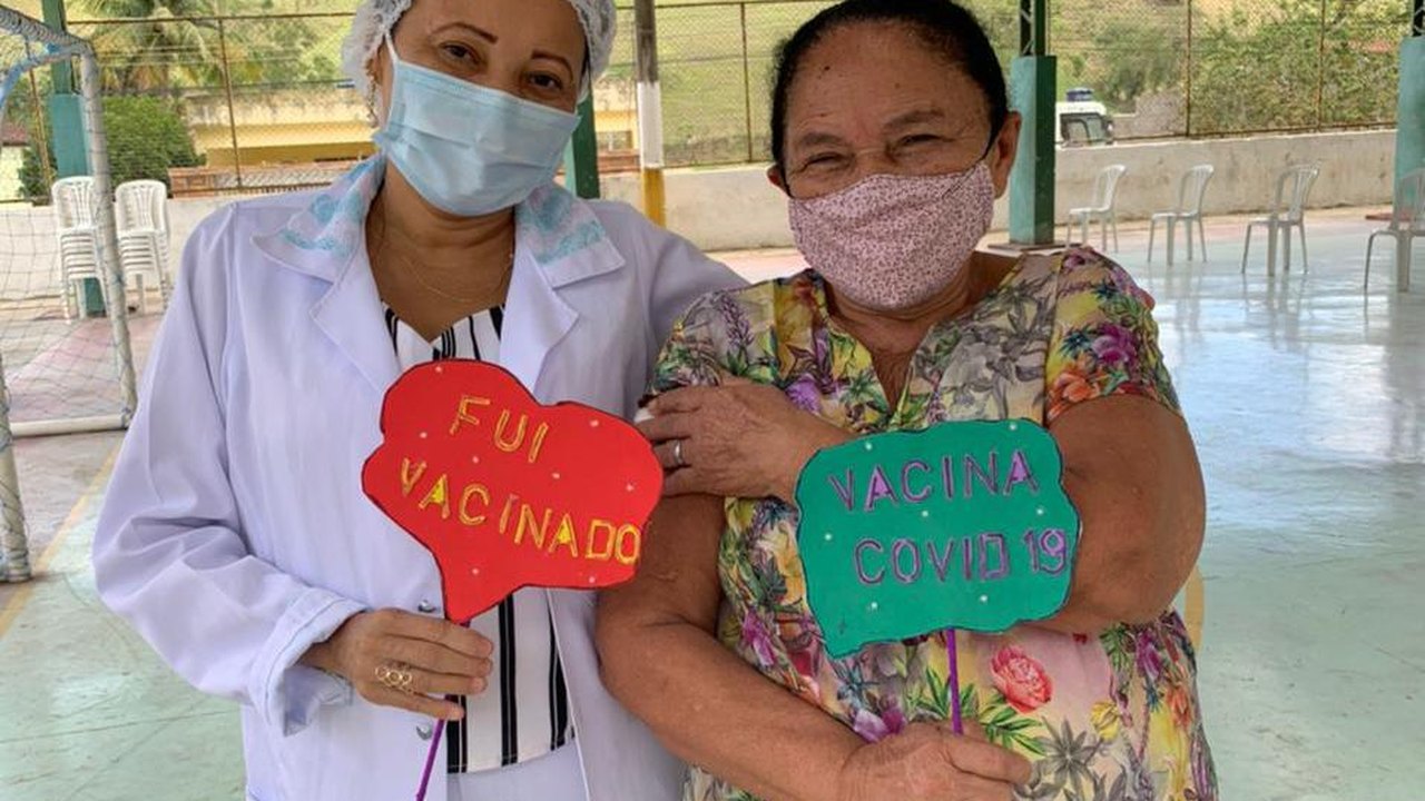 Idosos de 72 anos são vacinados em Santana do Mundaú