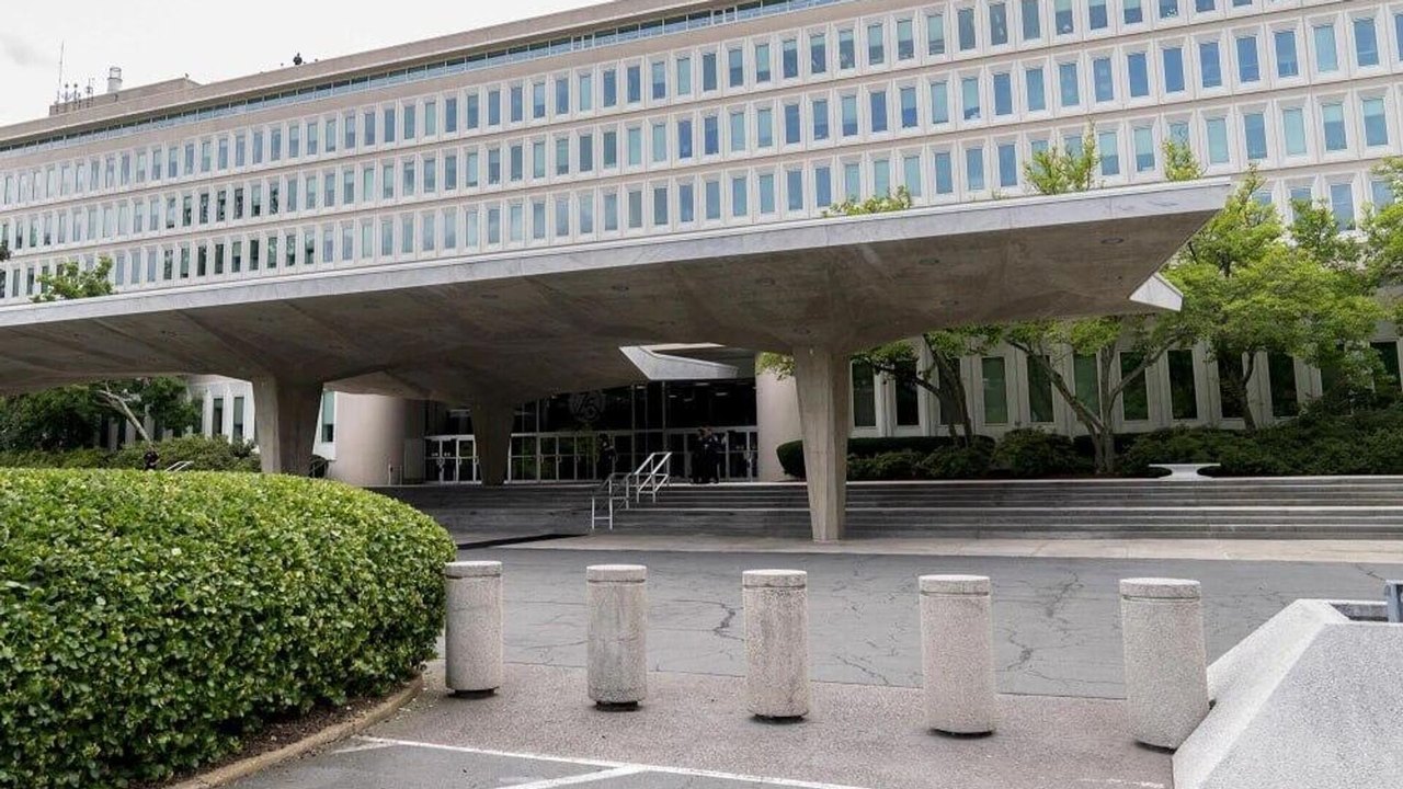‍ Funcionários da CIA dispararam e feriram uma mulher perto da agência que se aproximou da entrada da sede, ela está detida, relata CNN