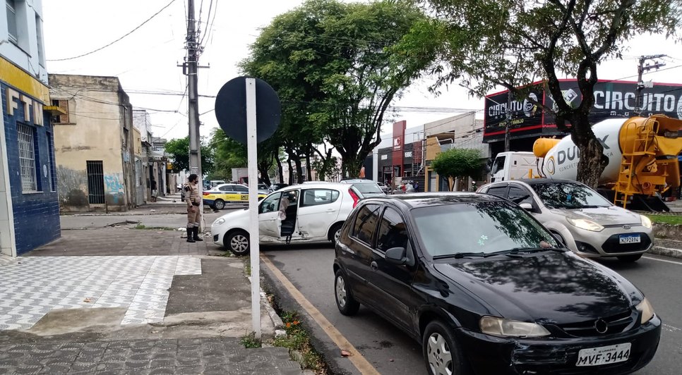 Poste fica danificado após batida de carros em Aracaju / Foto: Foto: SMTT/Aracaju