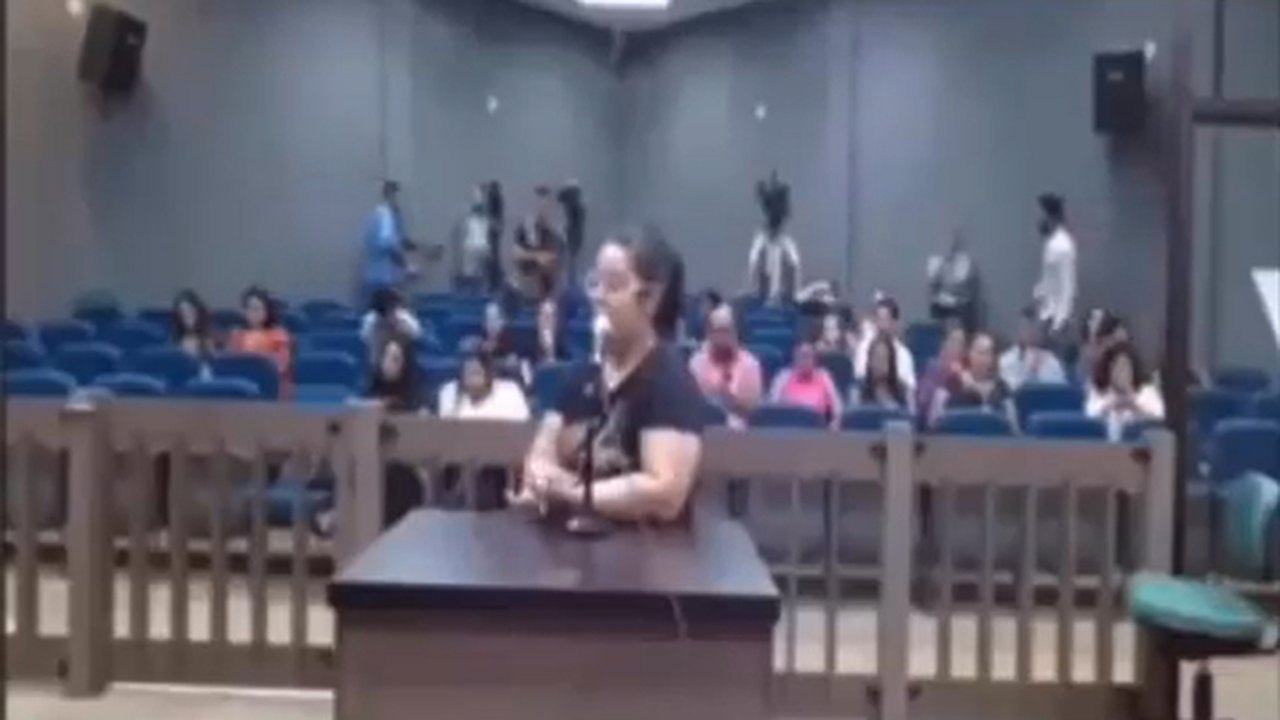 Juiz humilha advogado em audiência por oferecer água a testemunha; Veja vídeo