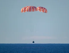 Nesta foto fornecida pela NASA, a espaçonave Orion com tripulantes Artemis II a bordo se aproxima da superfície do Oceano Pacífico para respingar na costa da Califórnia, sexta-feira, 10 de abril de 2026.  Bill Ingalls/NASA via AP