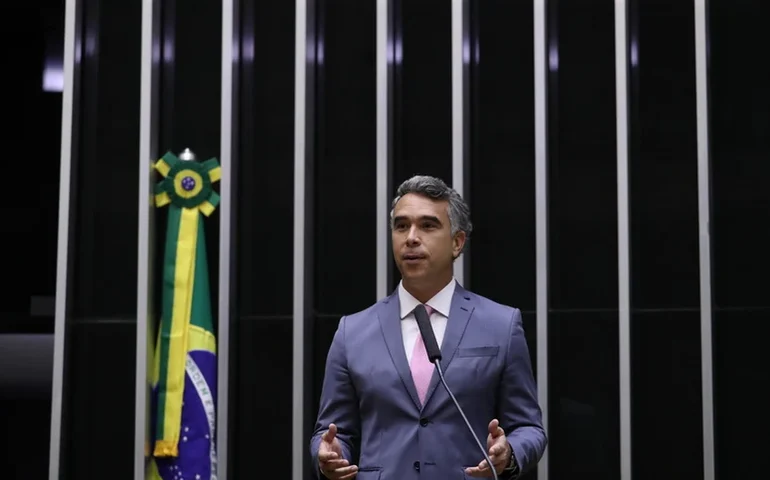 Rafael Brito recua após pressão popular, mas voto a favor da PEC da “bandidagem” foi registrado