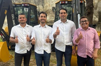 Prefeito de Santana do Mundaú reforça frota de veículos com nova retroescavadeira